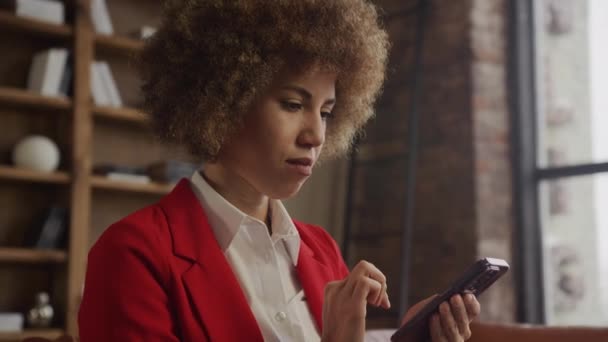 Empresária Engajada Casaco Vermelho Usando Seu Telefone Profundamente Concentrada — Vídeo de Stock
