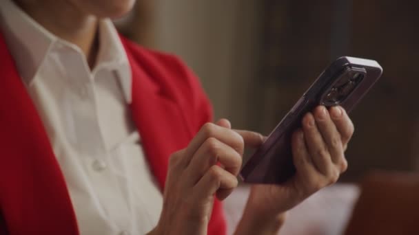 女人用智能手机 穿着专业红色夹克的细部手 — 图库视频影像