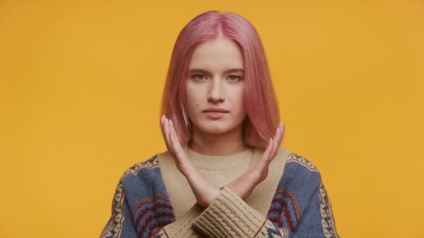 Νεαρή Γυναίκα Ροζ Μαλλιά Gesturing Σταματήσει Στο Κίτρινο Φόντο — Αρχείο Βίντεο