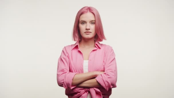 Joven Confiada Con Pelo Rosa Con Una Camisa Rosa Con — Vídeos de Stock
