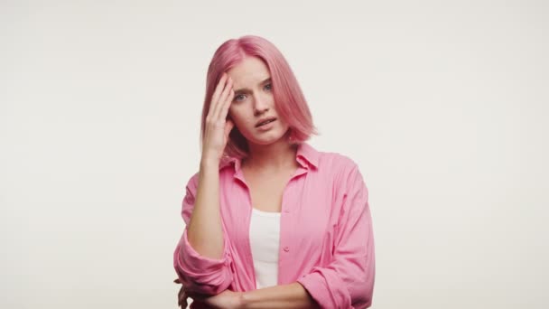 Молодая Женщина Розовыми Волосами Выглядит Взволнованной Рука Лбу — стоковое видео