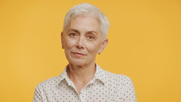 Glimlachende Senior Vrouw Met Kort Wit Haar Polka Dot Blouse — Stockvideo