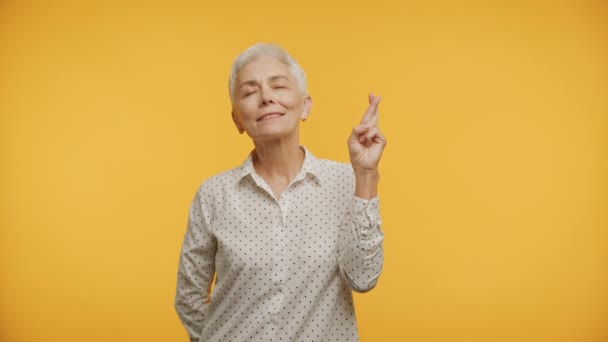 Sonriente Anciana Con Pelo Blanco Cruzando Los Dedos Para Buena — Vídeo de stock