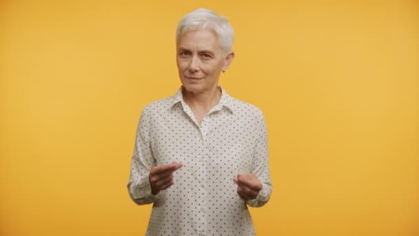 Hravé Starší Žena Bílými Vlasy Vydělávat Peníze Gesto Žlutém Pozadí — Stock video