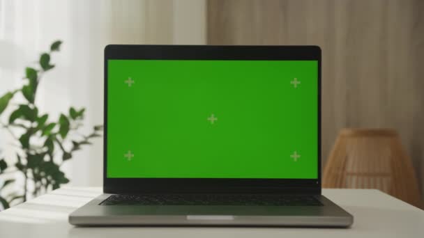白色桌子上的笔记本电脑 带有绿色彩色按键屏幕 室内设置有自然光 娃娃缩放跟踪镜头 — 图库视频影像