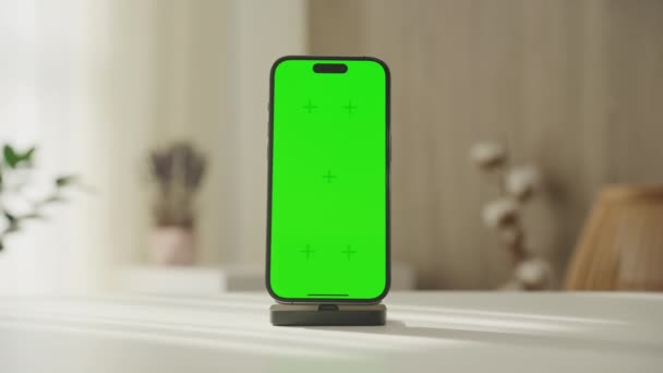 Смартфон Dolly Zoom Стоящий Вертикально Зеленым Цветным Экраном Размытым Внутренним — стоковое видео