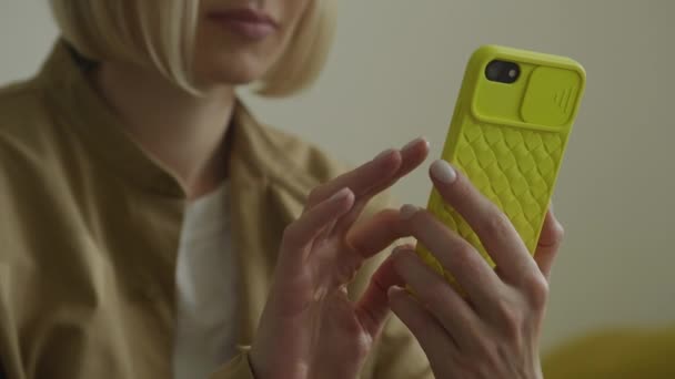 一只手牵着装有明亮黄色手提箱的智能手机的女性的特写 是现代交流的典范 — 图库视频影像