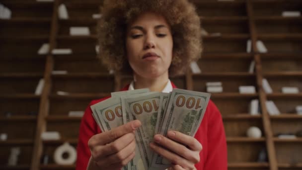 Nainen Jolla Useita Satoja Dollarin Seteleitä Taloudellinen Konsepti Toimistossa — kuvapankkivideo