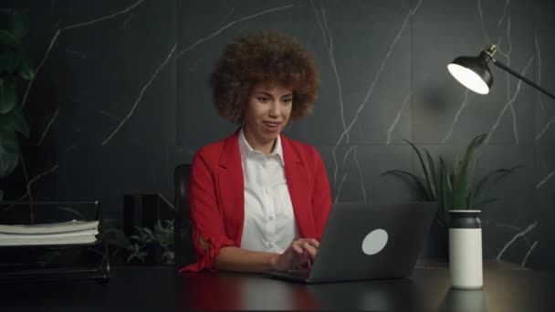Mujer Negocios Alegre Celebrando Éxito Computadora Portátil Una Oficina Moderna — Vídeos de Stock