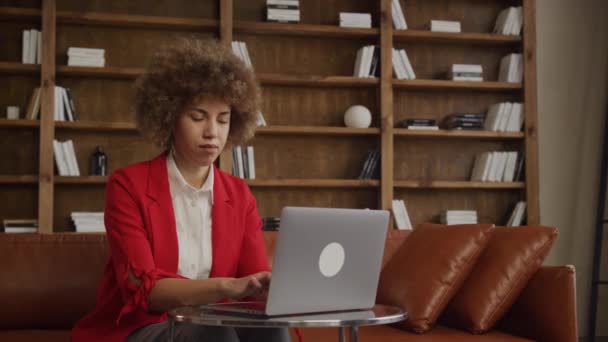 Деловая Женщина Завершает Работу Ноутбуком Офисе Нажимает Клавишу Ввода Просматривает — стоковое видео