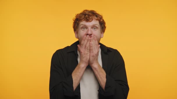 Человек Рыжими Волосами Шокированным Выражением Лица Закрывающий Рот Руками Жёлтом — стоковое видео
