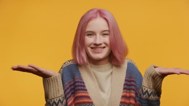 Χαμογελαστή Γυναίκα Φωτεινά Ροζ Μαλλιά Και Τιράντες Κίτρινο Φόντο Κάνοντας — Αρχείο Βίντεο