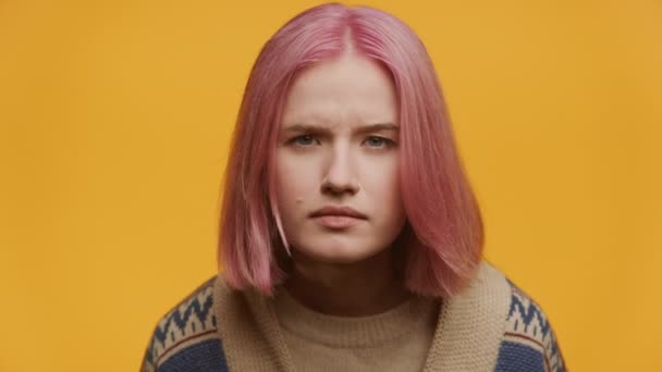 Mujer Joven Interrogada Con Pelo Corto Color Rosa Suéter Neutro — Vídeos de Stock