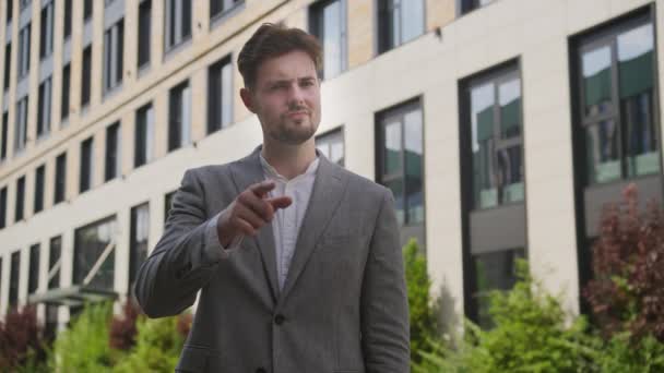 Молодий Бізнесмен Відкритому Повітрі Дає Великий Знак Вниз Офісною Будівлею — стокове відео