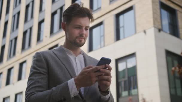 Hombre Negocios Concentrado Atuendo Casual Negocios Usando Teléfono Inteligente Con — Vídeos de Stock