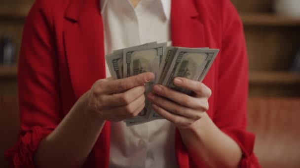 Close Mãos Segurando Dinheiro Traje Negócios Sugere Sucesso Financeiro Recompensa — Vídeo de Stock