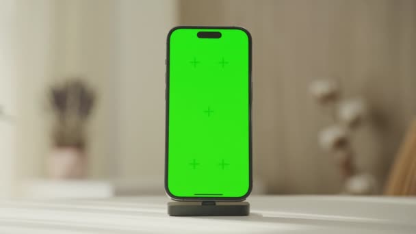 Dolly Zoom Modern Smartphone Dengan Layar Hijau Ditempatkan Dermaga Dengan — Stok Video