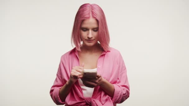 Une Jeune Femme Élégante Aux Cheveux Roses Utilisant Smartphone Isolée — Video