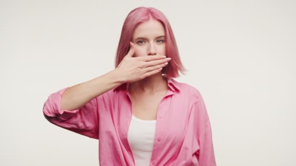 Mujer Joven Con Pelo Rosado Vibrante Que Cubre Boca Con — Vídeo de stock