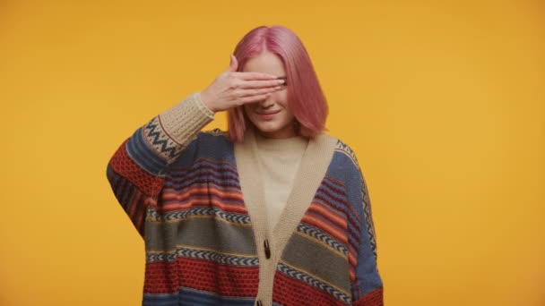 Kobieta Różowymi Włosami Figlarnie Pokrywające Oczy Etniczny Sweter Dzianiny Jasnożółte — Wideo stockowe