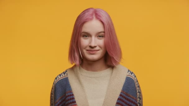 Χαρούμενη Νεαρή Γυναίκα Πορτρέτο Τιράντες Και Ροζ Μαλλιά Κίτρινο Φόντο — Αρχείο Βίντεο