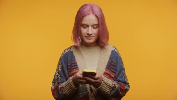 Joyful Millennial Met Trendy Roze Haar Sms Haar Telefoon Kijken — Stockvideo
