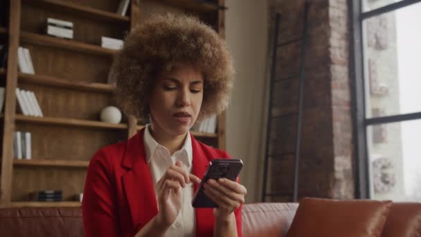 穿红衫的女商人在阁楼办公室用手机在网上购物 — 图库视频影像