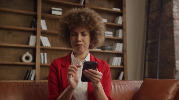 Giovane Dirigente Rosso Che Esprime Preoccupazione Mentre Guarda Suo Telefono — Video Stock