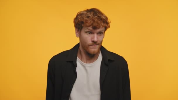 Young Man Curly Hair Smirks Puzzled While Shrugging Shoulders Yellow — Stock Video