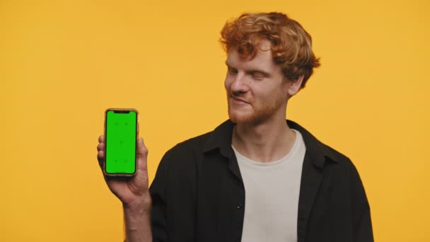Happy Man Met Smartphone Groen Scherm Voor App Display Duimen — Stockvideo