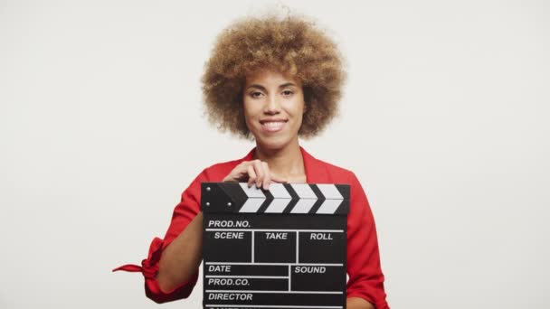 Radosna Kobieta Klapką Gotowa Filmowego Ujęcia Symbolizująca Produkcję Filmową — Wideo stockowe