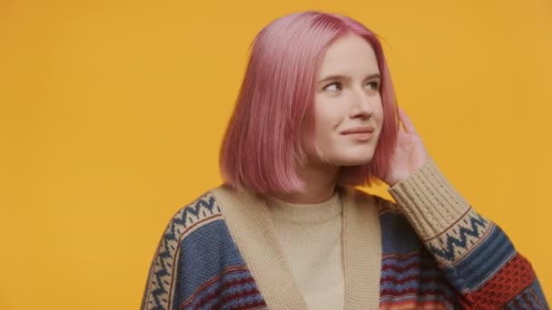 Mladá Žena Růžovými Vlasy Drží Ruku Uchu Pozorně Naslouchá Žlutém — Stock video