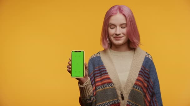 Veselá Žena Představuje Smartphone Obrazovku Klíčem Chroma Kopírovat Prostor Žlutém — Stock video