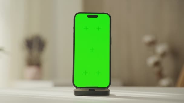 Smartphone Moderne Sur Stand Affichant Écran Vert Une Touche Chromatique — Video