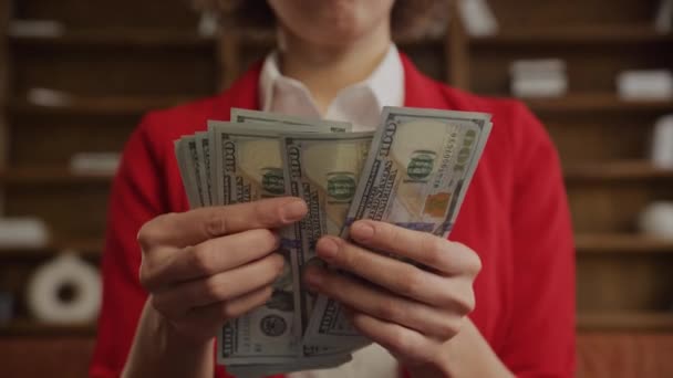 Fechar Mãos Segurando Contando Notas Dólar Dos Eua — Vídeo de Stock