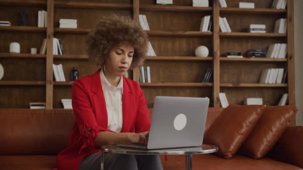 Gedachte Professionele Vrouw Met Laptop Modern Kantoor — Stockvideo