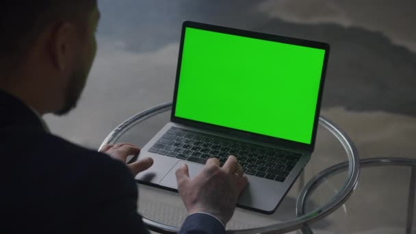 Мбаппе Работает Над Ноутбуком Зеленым Экраном Подходящим Цифровой Замены — стоковое видео