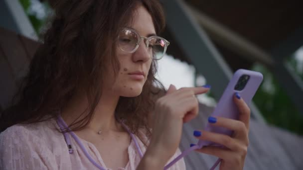 Menina Elegante Usando Telefone Com Óculos Moda Livre — Vídeo de Stock