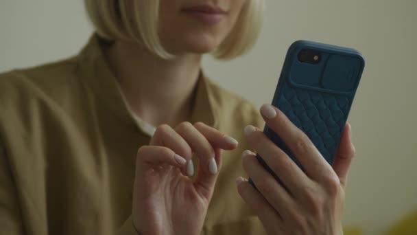 Kapalı Mekandaki Mavi Kaplamalı Akıllı Telefondan Internette Gezinen Bir Kadının — Stok video