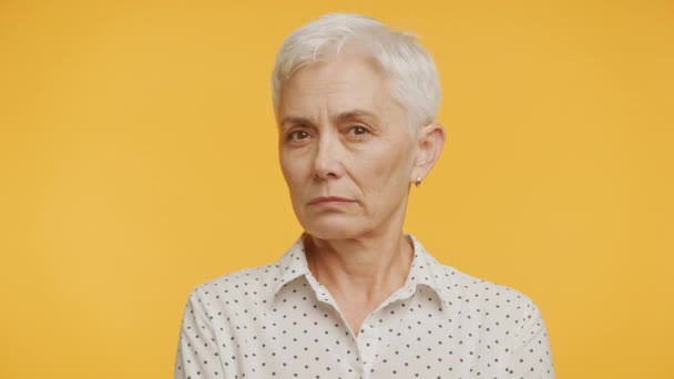 Pensive Reife Frau Schüttelt Ohne Geste Den Kopf Vor Einem — Stockvideo