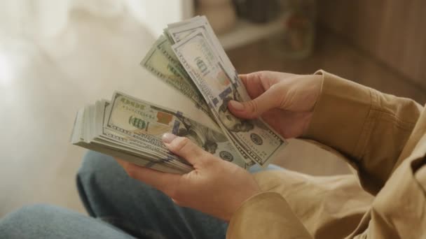 Close Mãos Contando Uma Pilha Notas Dólar Dos Eua — Vídeo de Stock