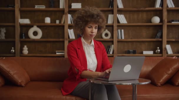 Fröhliche Geschäftsfrau Gibt Einem Stilvollen Büro Die Daumen Nach Oben — Stockvideo