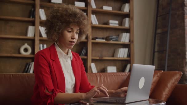 Бізнес Леді Покупки Онлайн Допомогою Ноутбука Офісі — стокове відео
