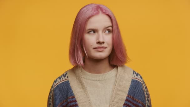 Kontemplativní Mladá Žena Růžovými Vlasy Odvrácenými Zamyšlený Výraz Žlutém Pozadí — Stock video