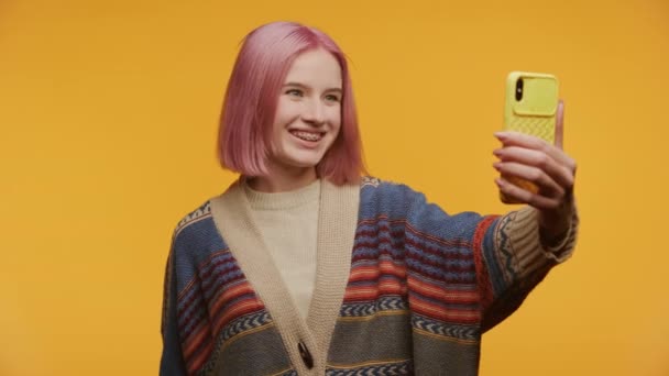 Pink Hair Woman Spreken Emotioneel Video Call Met Behulp Van — Stockvideo