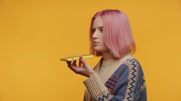 Νεαρή Γυναίκα Ροζ Μαλλιά Φωνητική Βοηθό Στο Smartphone Της Εστιασμένη — Αρχείο Βίντεο