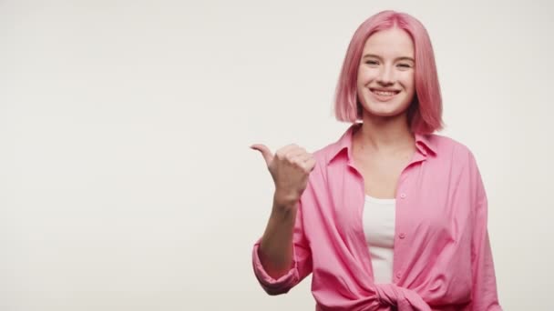 Žena Růžové Ukazující Kopírování Prostoru Bílém Pozadí — Stock video