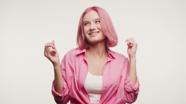Богатая Молодая Женщина Розовыми Волосами Брекетами Танцует Празднует Белом Фоне — стоковое видео