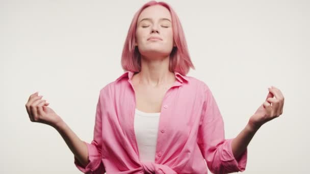 Спокойная Молодая Женщина Розовыми Волосами Медитирует Закрытыми Глазами Спокойное Выражение — стоковое видео