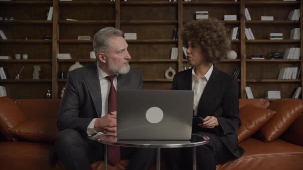 Gericht Business Duo Een Man Vrouw Bespreekt Informatie Een Laptop — Stockvideo